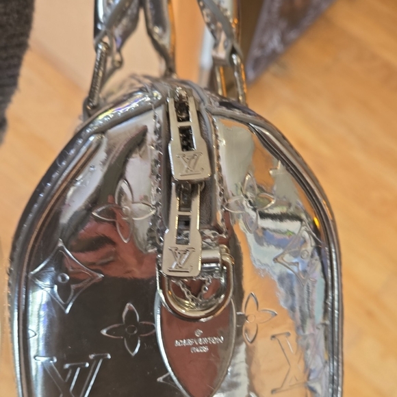 Louis Vuitton Shiny Silver Clutch - Picture 4 of 6